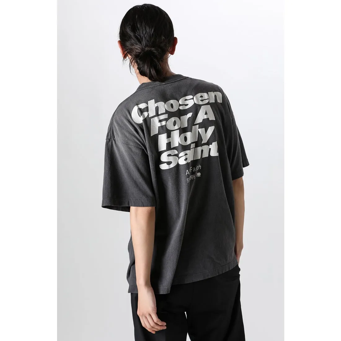 SAINT Mxxxxxx CHOSEN SS TEE/BLK Burst pattern/fingerprint print Chosen Tee Washed black S-XL Look for cylindrical fabrics without side seams. Don’t buy open-width fabrics anymore. It’s boring. Assute garment dyeing. Spray the whole piece with Ma Liu. Re-spray heavy fade. Collar and cuffs are frayed. Many places are broken. Authentic grade printing restored. Original consistent main mark/wash mark/with little angel anti-counterfeiting label.